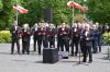 Goście zajadają grochówkę przy remizie OSP